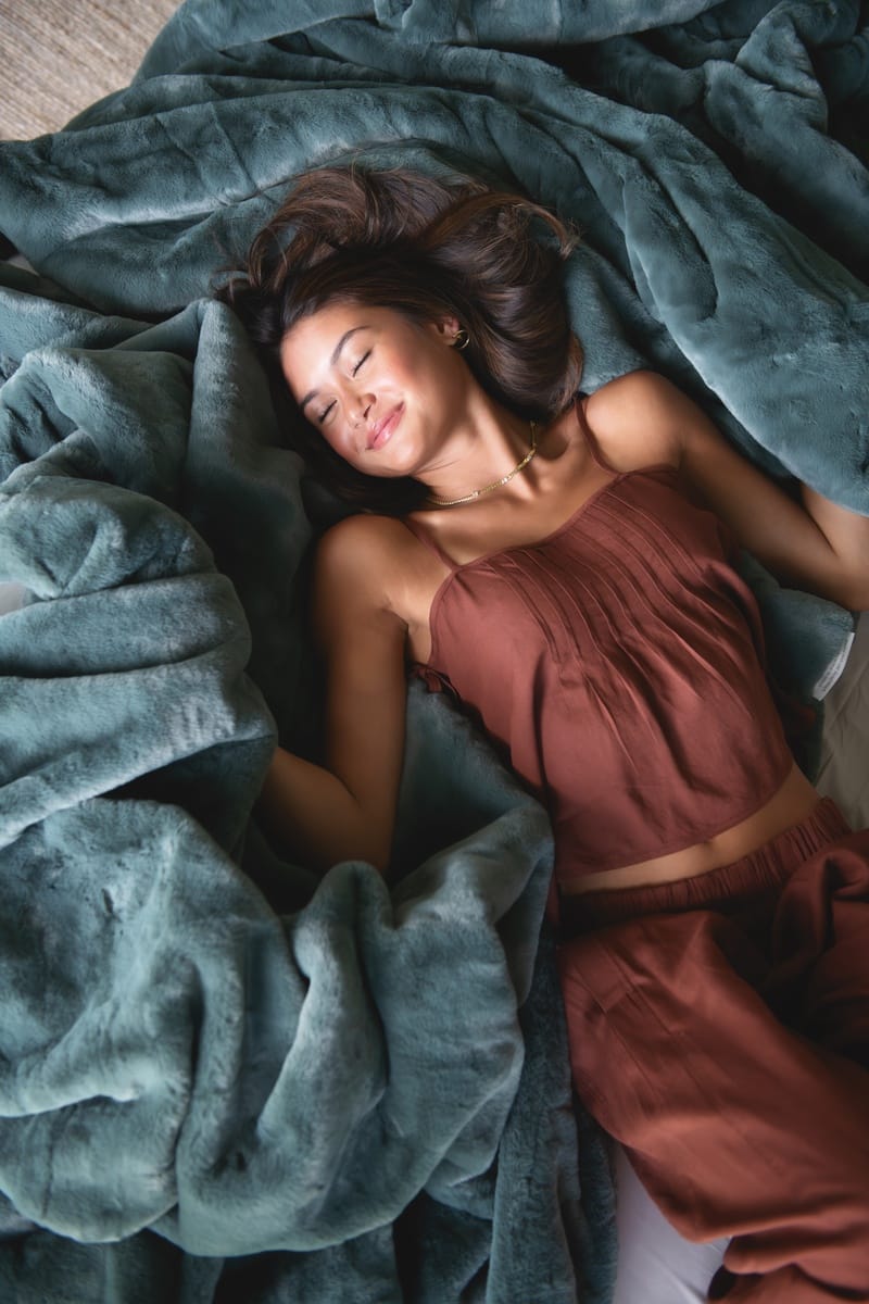 Lush Laurel Wreath Blanket