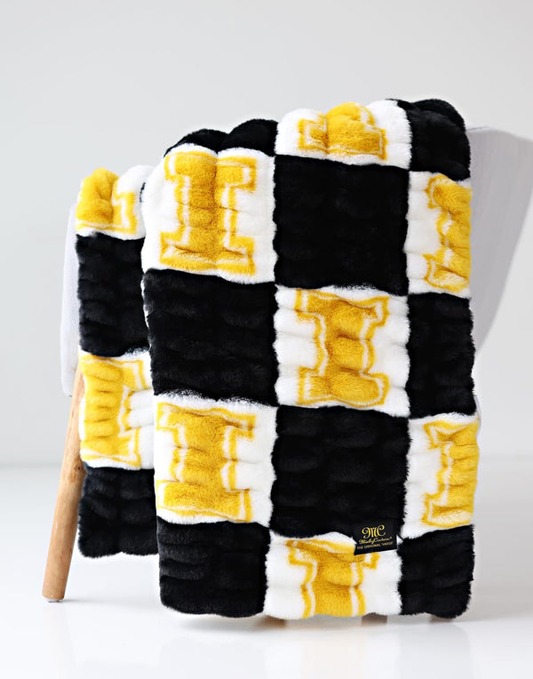University of Idaho Vandals Blanket featuring a cozy black, white, and yellow checkered pattern.