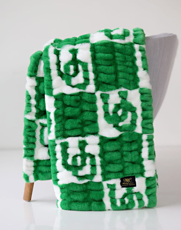 Hugs University of Oregon Ducks Blanket in green and white, perfect for fans and cozy warmth.