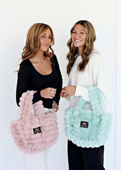Two stylish women showcasing the Annie Bag Ripple Tiffany in pink and mint colors, perfect for fashionable outings.