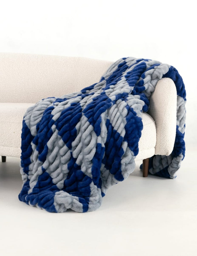 Original Hugs Dallas Diamond Blanket