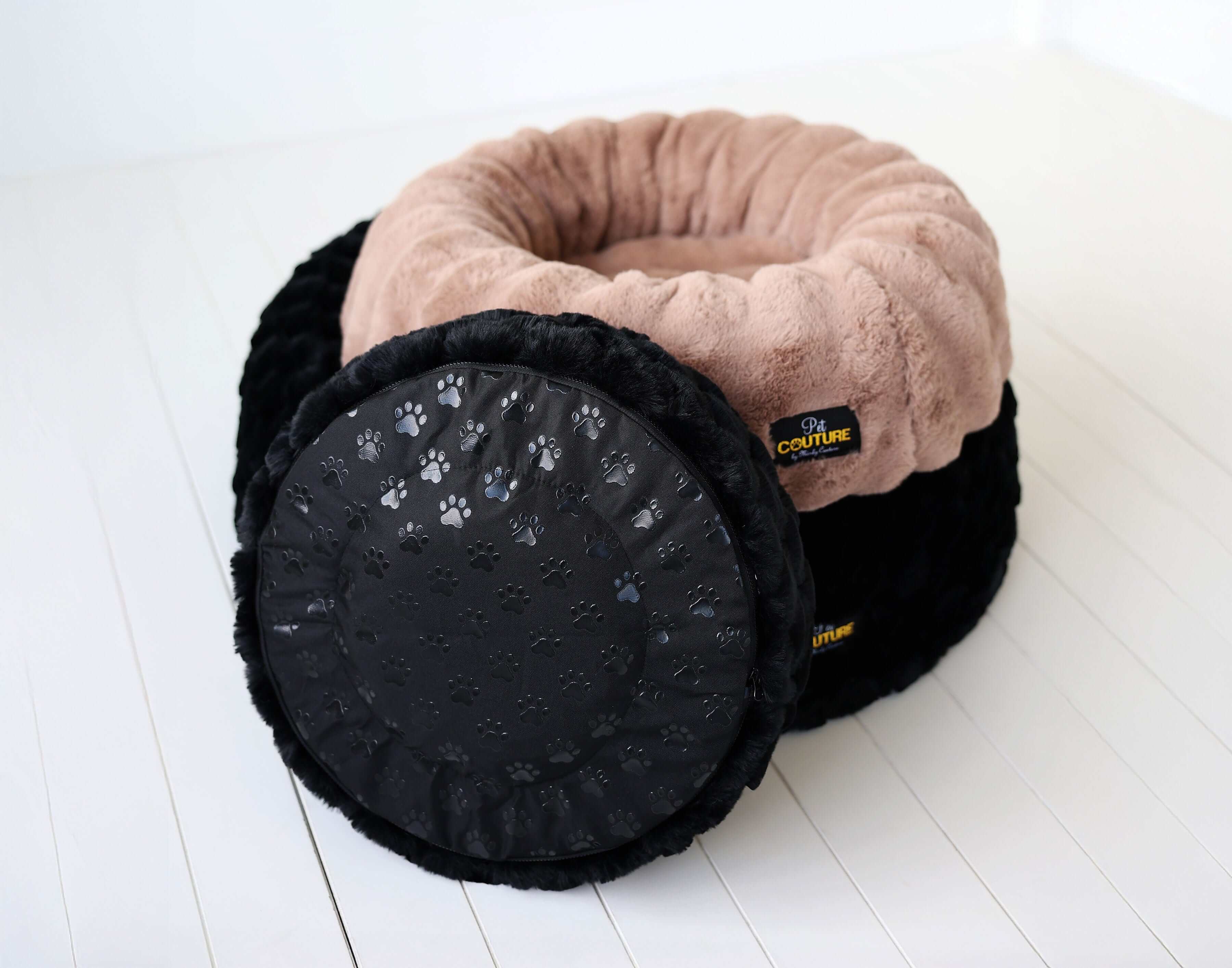 Crinkle Pet Bed featuring a cozy round shape in black and milk chocolat fabric for ultimate comfort.