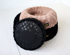 Crinkle Pet Bed featuring a cozy round shape in black and milk chocolat fabric for ultimate comfort.