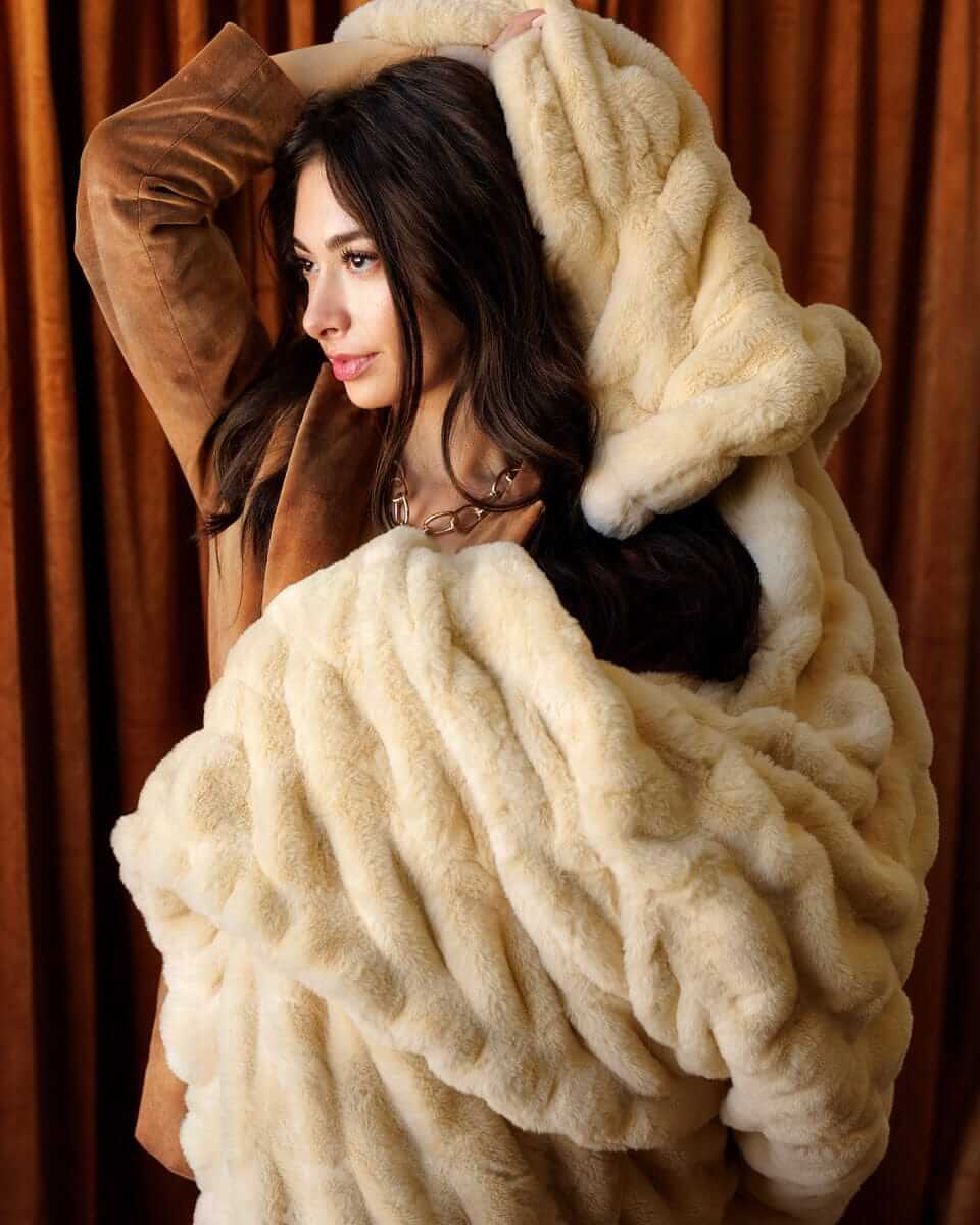 Hugs Vanilla Bean Plush Blanket - Grande