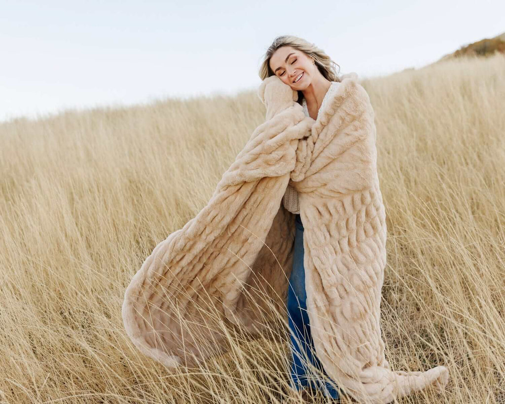 Hugs Toasted Marshmallow Blanket (Grande)